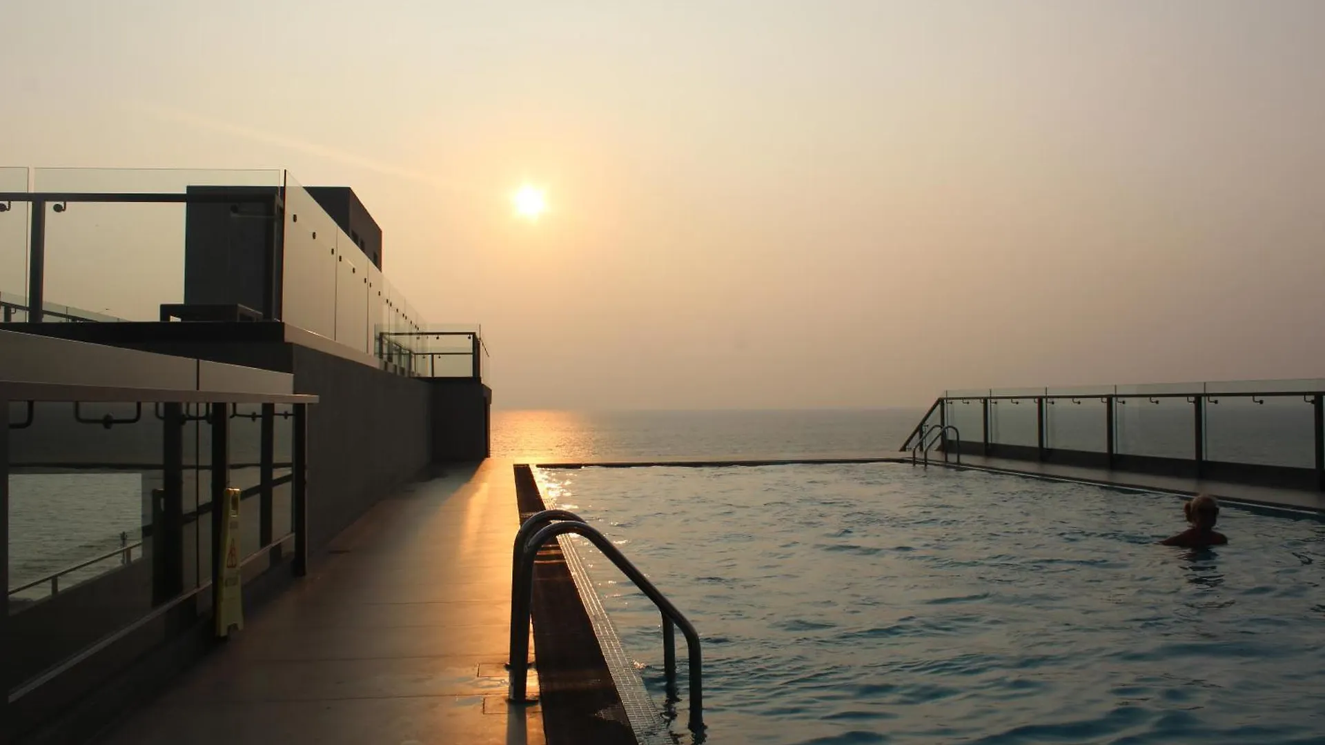 Airport Luxury Ocean Condos Negombo