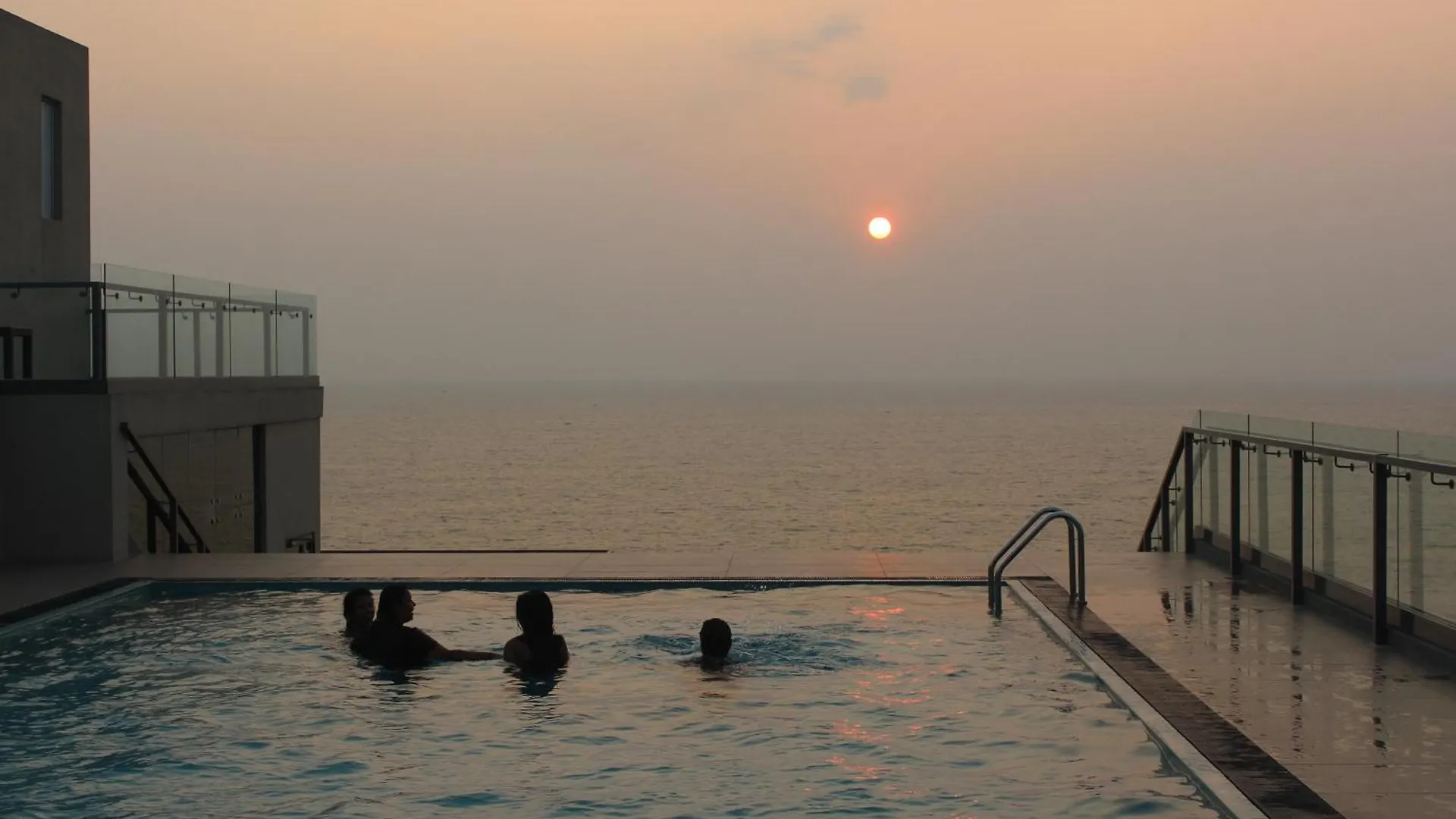 Airport Luxury Ocean Condos Negombo